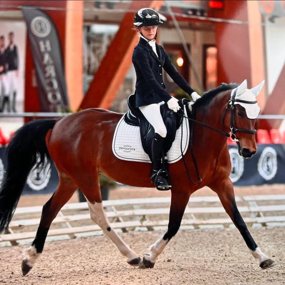 Léane, 3e aux championnats de France CSO poney